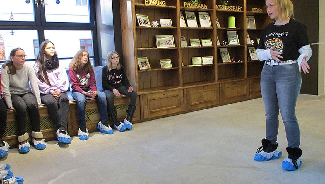 Schülerin erzählt vor der Klasse